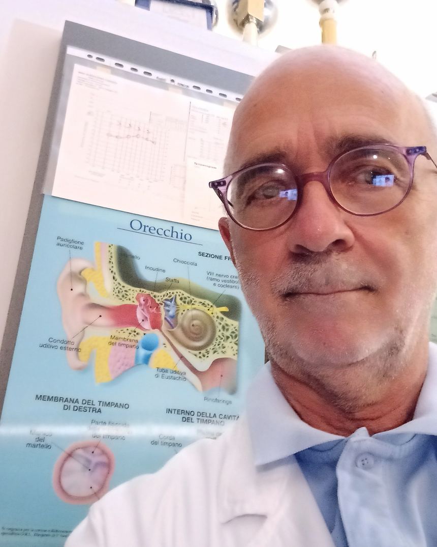 Il dottor Alessandro Casazza nel suo studio di Valdagno